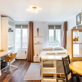 Studio for rent for €1,235 per month in Paris, Rue d'Avron
