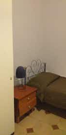 Private room for rent for €450 per month in Naples, Via Carlo Troya