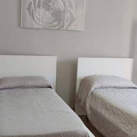 Отдельная комната сдается в аренду за 500 € в месяц в Naples, Via Carlo Troya