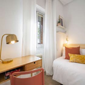 Private room for rent for €640 per month in Madrid, Calle Conde de la Cimera