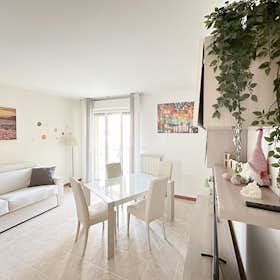 Apartment for rent for €1,800 per month in Milan, Via Padre Reginaldo Giuliani