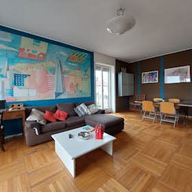 Apartment for rent for €2,100 per month in Milan, Via Sebastiano Caboto