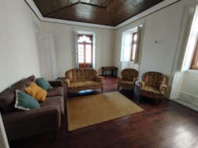 Casa para alugar por € 4.950 por mês em Gouveia, Rua José Veloso da Cruz