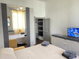 Appartement te huur voor € 3.548 per maand in Savona, Via Orazio Grassi