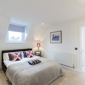 公寓 正在以 £15,013 的月租出租，其位于 London, Cromford Road