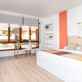 WG-Zimmer zu mieten für 700 € pro Monat in Girona, Carrer de Santa Eugènia