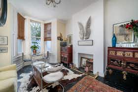 公寓 正在以 £15,060 的月租出租，其位于 London, Bracewell Road