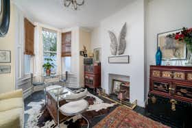 Appartamento in affitto a 15.000 £ al mese a London, Bracewell Road