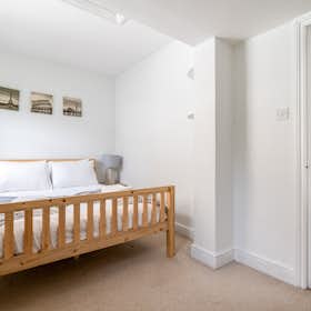 Apartment for rent for £2,030 per month in London, St James's Drive