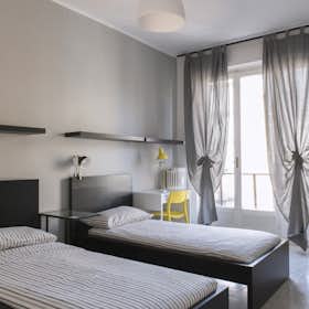 Mehrbettzimmer for rent for 335 € per month in Milan, Largo Giovanni Battista Scalabrini