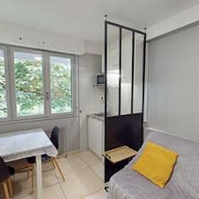 Apartament de închiriat pentru 463 EUR pe lună în Grenoble, Rue des Eaux Claires