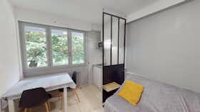 单间公寓 正在以 €460 的月租出租，其位于 Grenoble, Rue des Eaux Claires