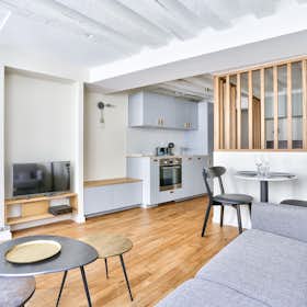 Studio for rent for €3,250 per month in Paris, Rue Saint-Honoré
