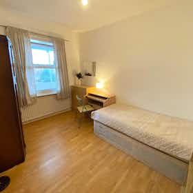 Private room for rent for €933 per month in London, Elers Road