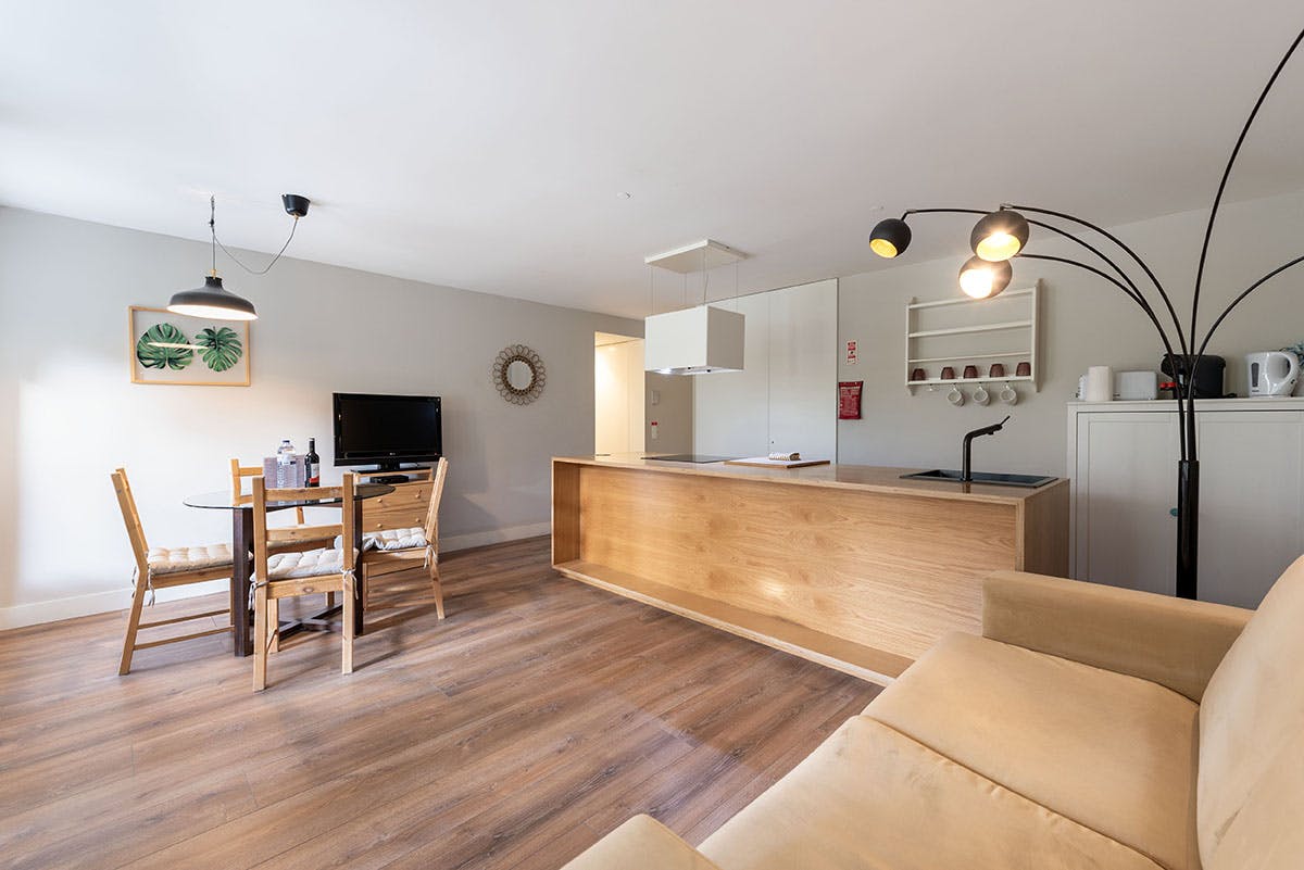 Apartment for rent for €2,500 per month in Porto, Rua de Santa Catarina