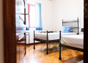 Mehrbettzimmer zu mieten für 365 € pro Monat in Porto, Rua de Nove de Abril