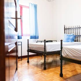 Mehrbettzimmer for rent for 365 € per month in Porto, Rua de Nove de Abril