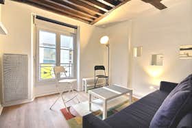 Studio for rent for €1,309 per month in Paris, Rue Greneta