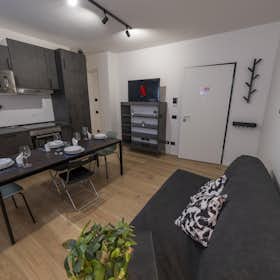 Apartment for rent for €4,000 per month in Milan, Via Vallarsa