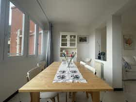 Apartment for rent for €2,903 per month in Chiavari, Via Giovanni Mario Copello