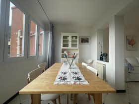 公寓 正在以 €2,903 的月租出租，其位于 Chiavari, Via Giovanni Mario Copello