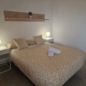Apartment for rent for €1,600 per month in Port Saplaya, Avenida Mare Nostrum