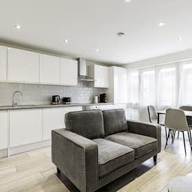 Appartamento in affitto a 4.061 £ al mese a London, Vivian Comma Close