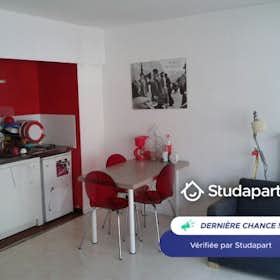 Apartment for rent for €600 per month in Lille, Rue Deschodt