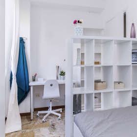 Private room for rent for €870 per month in Milan, Via Giuseppe Frua