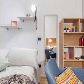 私人房间 正在以 €495 的月租出租，其位于 Turin, Via Carlo Pedrotti