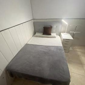 Private room for rent for €550 per month in Barcelona, Carrer d'Escòcia