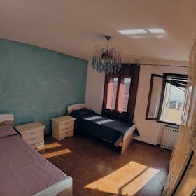 Mehrbettzimmer zu mieten für 370 € pro Monat in Padova, Via Chiesanuova