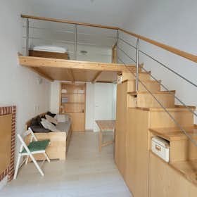 Studio for rent for €1,100 per month in Milan, Via Salento