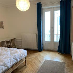 Private room for rent for €1,250 per month in Paris, Square Rapp