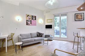 Studio for rent for €1,791 per month in Paris, Rue Houdon
