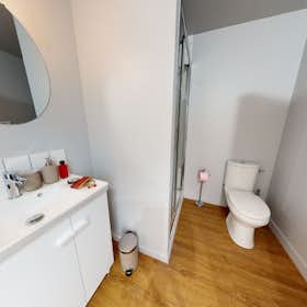 Private room for rent for €970 per month in Paris, Rue de Belleville