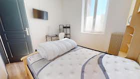 Отдельная комната сдается в аренду за 430 € в месяц в La Couronne, Rue de la Libération