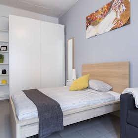 Private room for rent for €680 per month in Milan, Via Francesco Arese