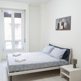 Apartment for rent for €2,100 per month in Milan, Via Pietro da Cemmo