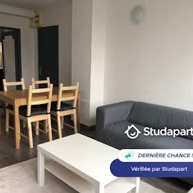 Apartment for rent for €1,245 per month in Lille, Rue Ladrière