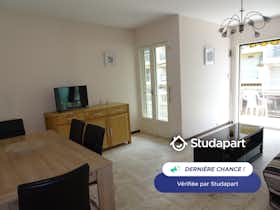 Appartement te huur voor € 1.050 per maand in Antibes, Boulevard de la Pinède