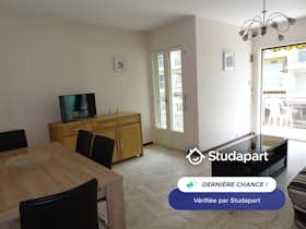 公寓 正在以 €1,050 的月租出租，其位于 Antibes, Boulevard de la Pinède