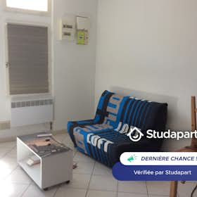 Wohnung zu mieten für 500 € pro Monat in Nîmes, Rue de la République