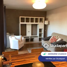 Appartement for rent for 820 € per month in Voisins-le-Bretonneux, Avenue du Grand Pré