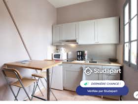 Apartment for rent for €650 per month in Arles, Rue Porte de Laure
