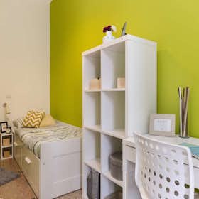 Private room for rent for €665 per month in Bologna, Viale Giovanni Vicini