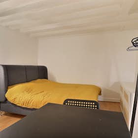 Studio for rent for €1,166 per month in Paris, Rue Dupin
