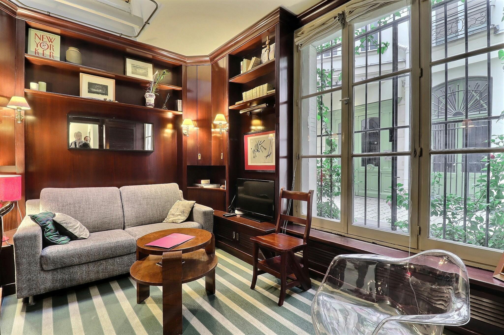 Apartment for rent for €2,756 per month in Paris, Rue Saint-Honoré