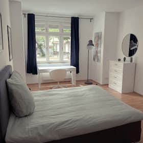 Apartment for rent for €2,800 per month in Berlin, Simplonstraße