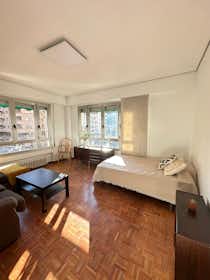 私人房间 正在以 €350 的月租出租，其位于 Logroño, Gran Vía Juan Carlos I